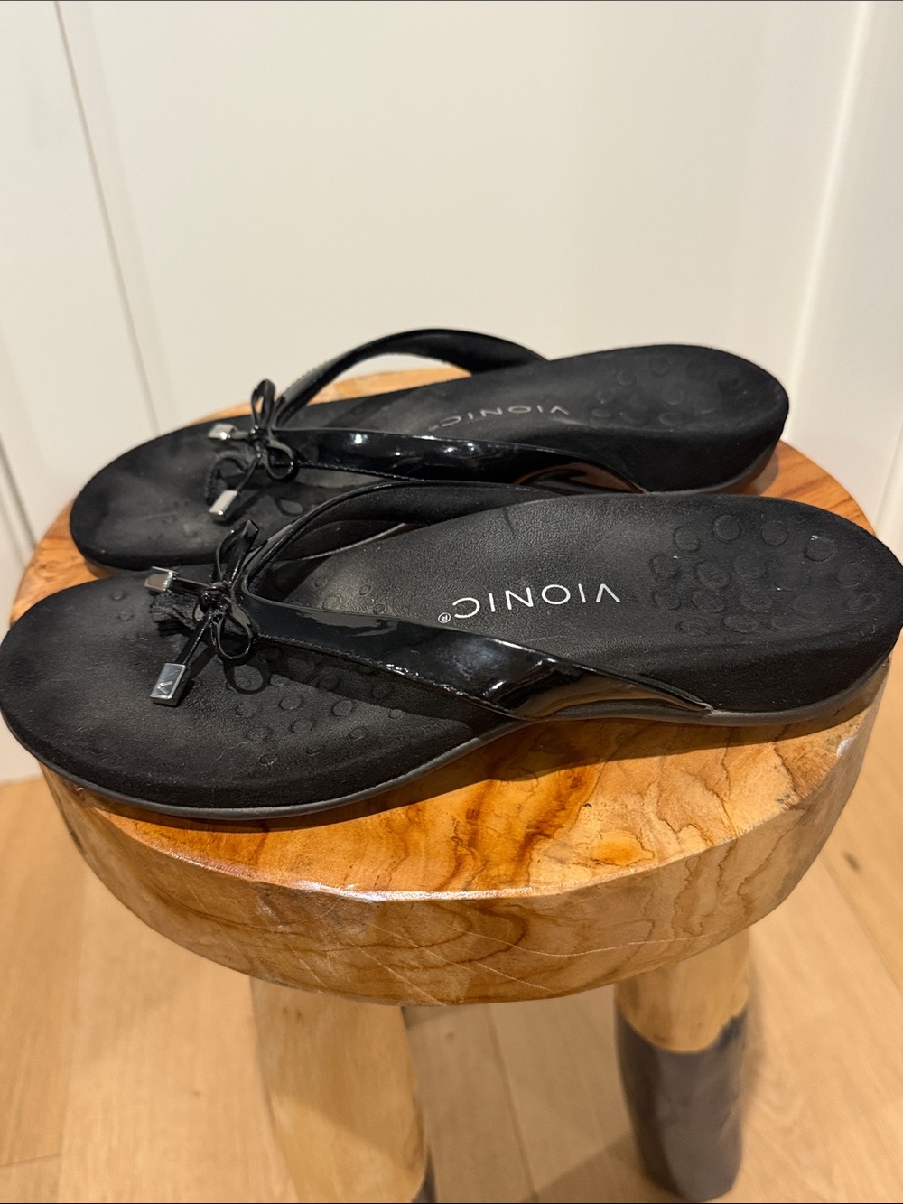 Vionic Black Patent Women's Flip Flop Sandals with bow. Size 7.5